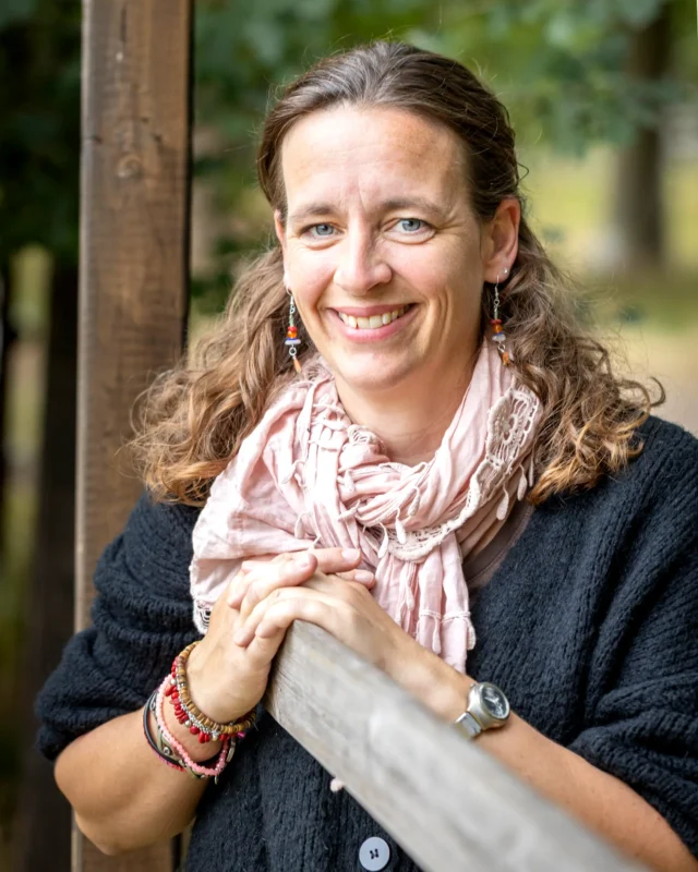 Maren Carls am Zaun